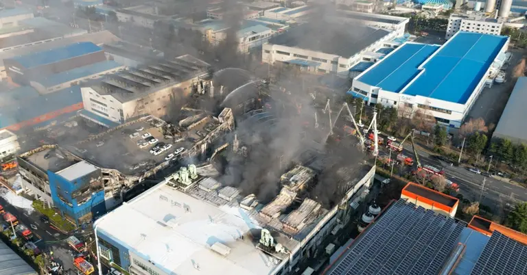 দক্ষিণ কোরিয়ার দাইজনে গাড়ির যন্ত্রাংশের কারখানায় লাগা আগুন নেভাতে দমকলকর্মীরা পানি ছিটাচ্ছেন